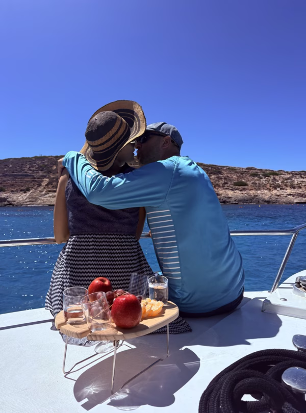 couple kiss at blue lagoon malta gozo